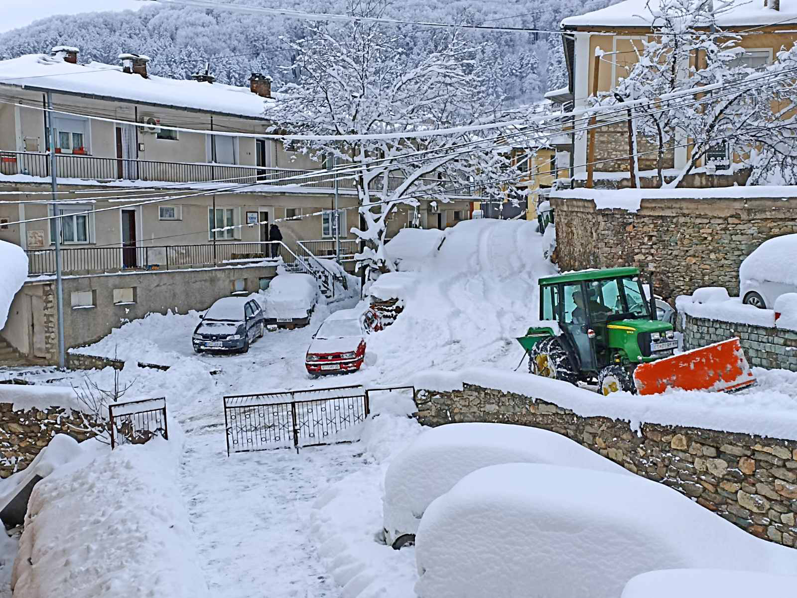 Денес се посолува и се работи на пристапни патеки