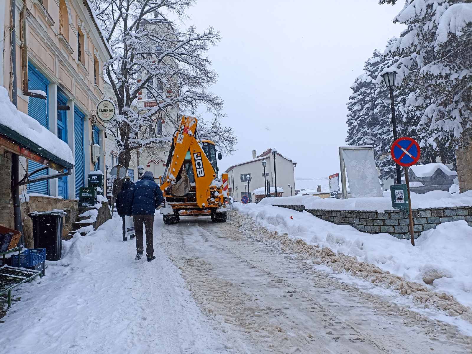 Тешки и опасни услови за чистење на снегот, апелираме на соработка и разбирање